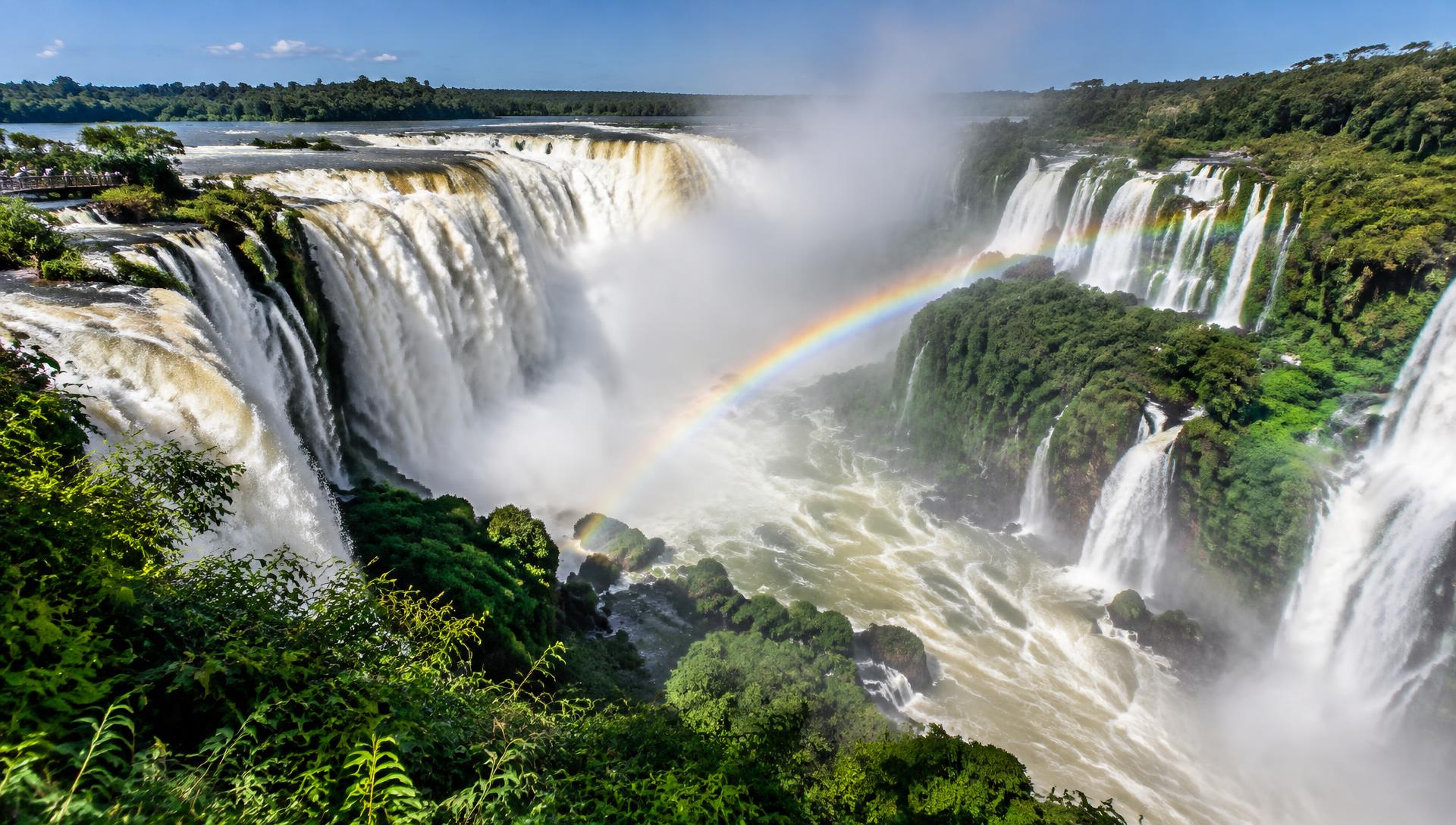 Cataratas del Iguazú con arcoíris